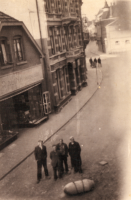 Bekijk detail van "Enschede in de Tweede Wereldoorlog. Blindganger voor Hotel de Graaff"